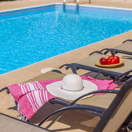 Michael Coral * Πέγεια