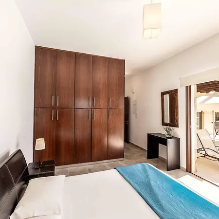 Michael Coral Βίλα Πέγεια