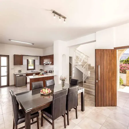 Michael Coral Βίλα Πέγεια