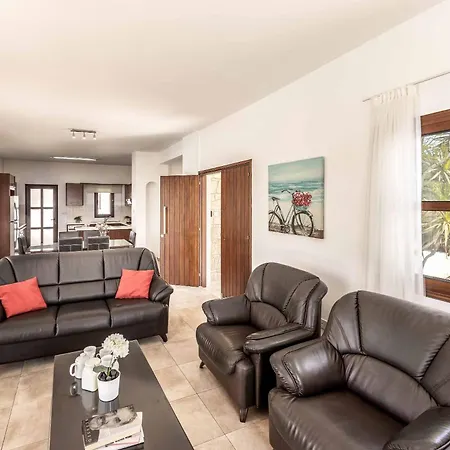 Michael Coral Βίλα Πέγεια